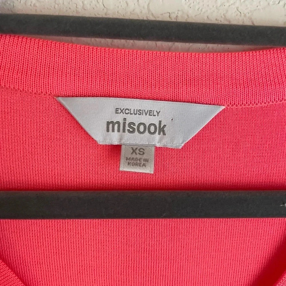 Exclusively Misook women’s acrylic neon pink square sleeveless Vneck top size XS - Picture 3 of 6